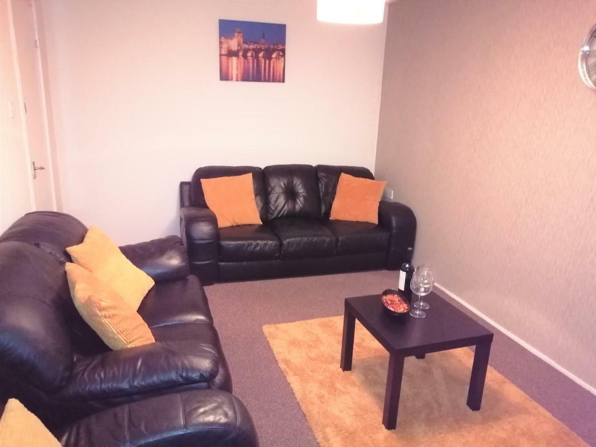 Villa Fearnhead House Warrington Esterno foto
